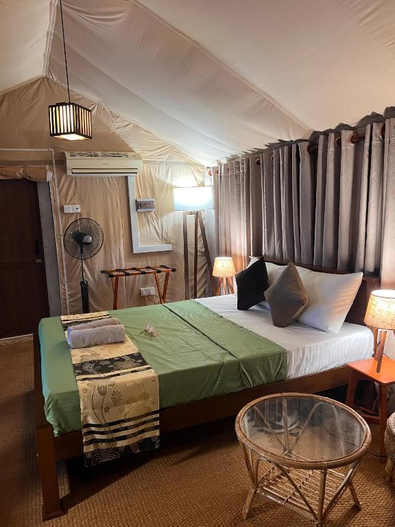 Postel nebo postele na pokoji v ubytování AT ONE - with Nature Glamping Resort