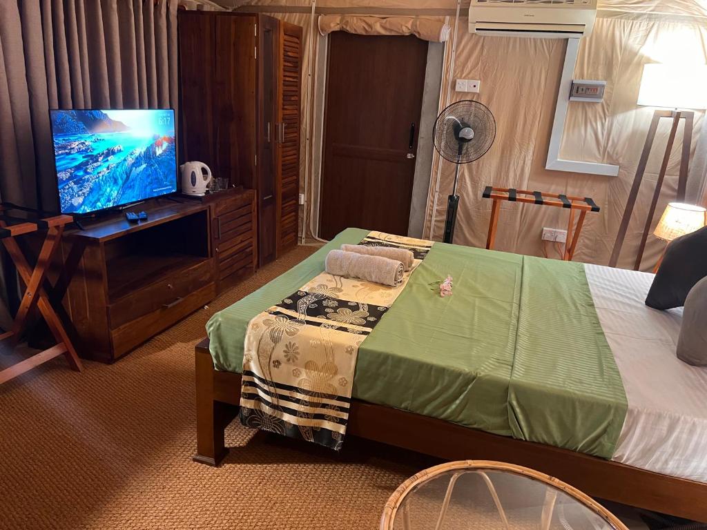 TV a/nebo společenská místnost v ubytování AT ONE - with Nature Glamping Resort