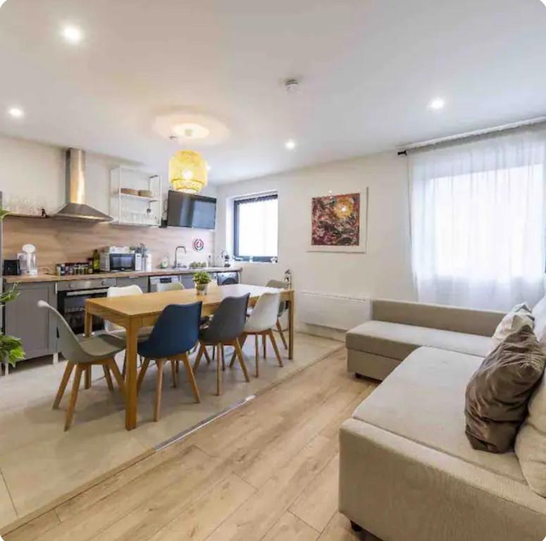 アントニーにあるA2 - neuf 2023 - ORLY - PARIS EXPO - 4 chambresのテーブルと椅子のあるキッチンとリビングルーム