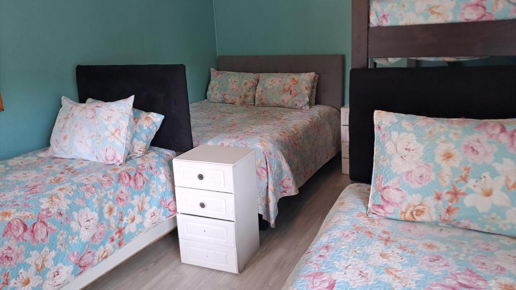 Postel nebo postele na pokoji v ubytování HOSTAL EL AROMO CHILLÁn