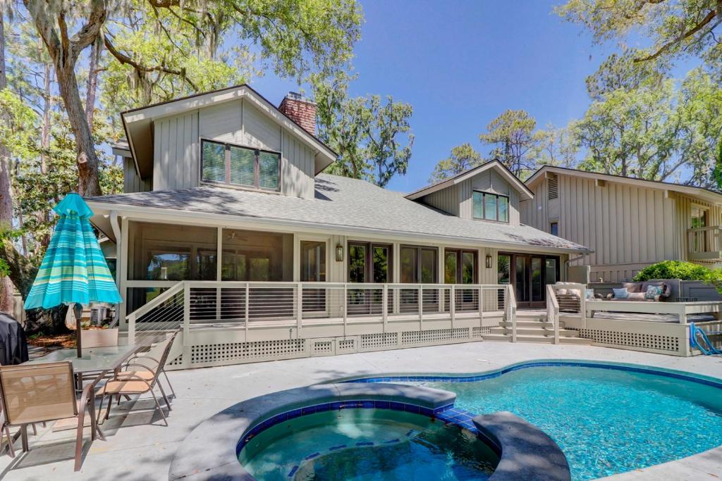 una vista esterna di una casa con piscina di Private Pool & Spa - Golf Course Views - Walk to Harbour Town - 24 Stoney Creek Road a Hilton Head Island