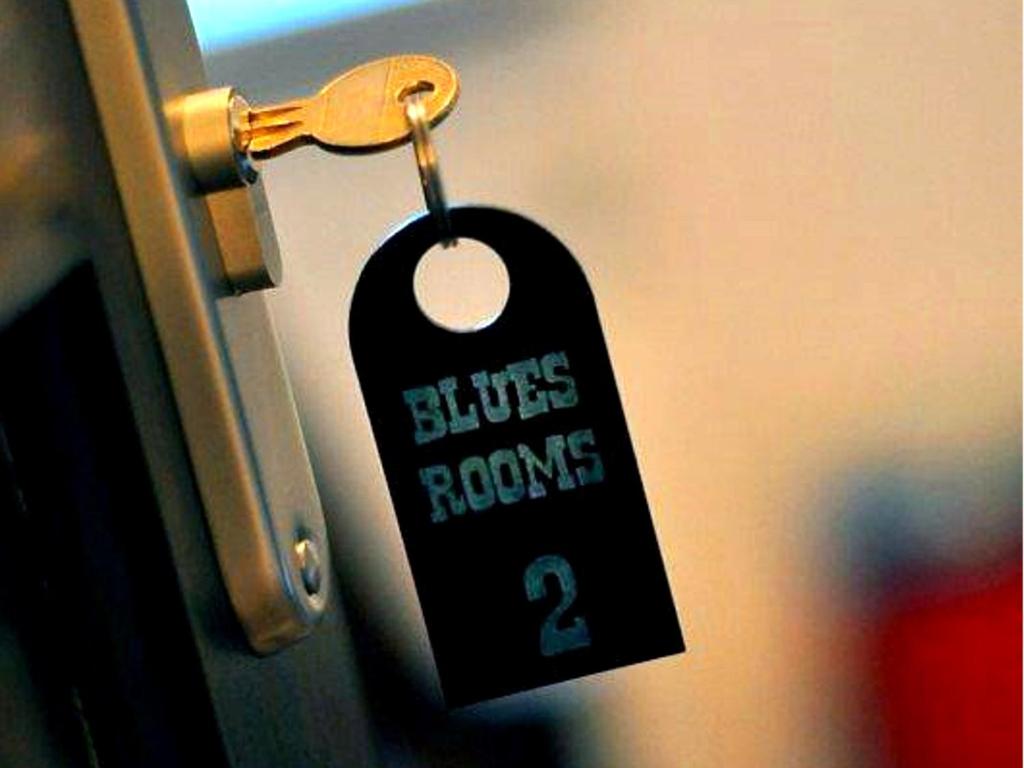una etiqueta negra colgando de la manija de la puerta en Blues Rooms, en Gdynia