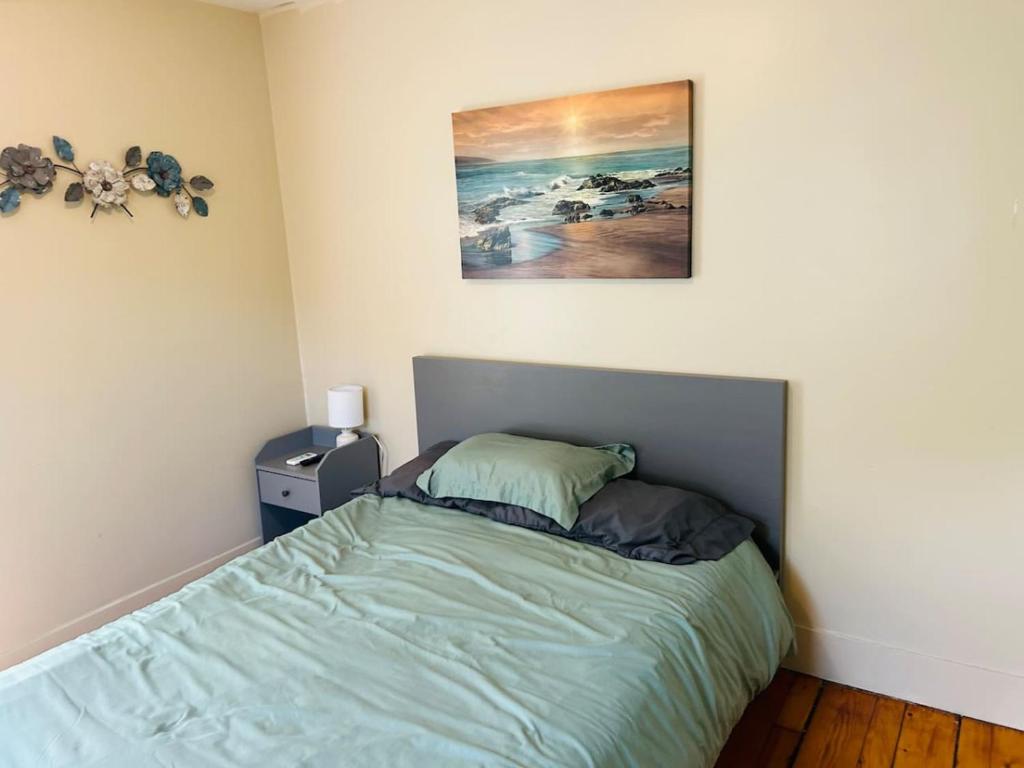 Un dormitorio con una cama y un cuadro en la pared. en Nice cute bedroom in Lincoln with shared bathroom 3, en Lincoln