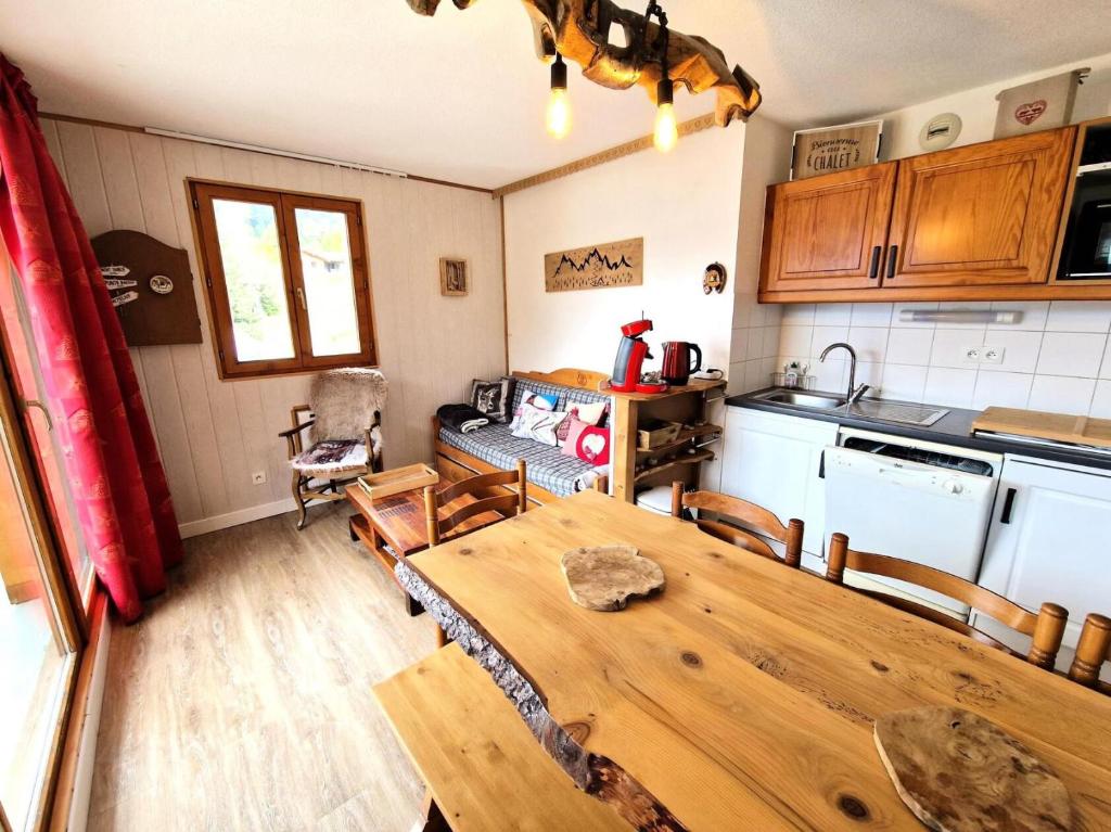 Photo de la galerie de l'établissement Les Chalets D'arrondaz - Appartement 6/8 personnes 48 m² MAE-6904, à Modane