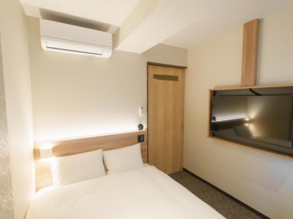 Postel nebo postele na pokoji v ubytování 今治ステーションホテル