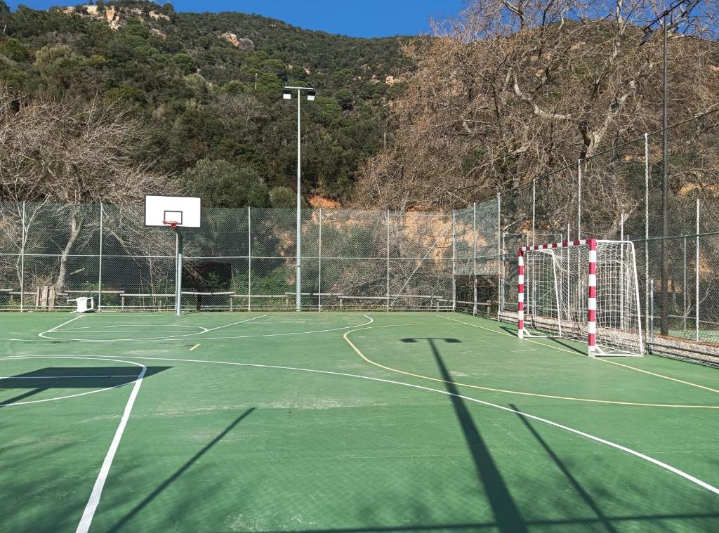 Tenis alebo squash v ubytovaní Apartamento con piscina - Tossa - Magníficas vistas al mar alebo jeho okolí