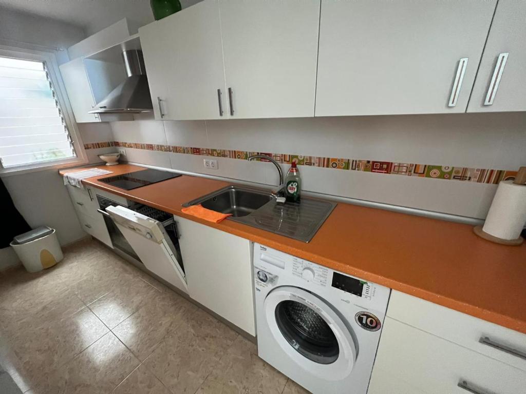 Kuchyňa alebo kuchynka v ubytovaní Apartamento con piscina - Tossa - Magníficas vistas al mar