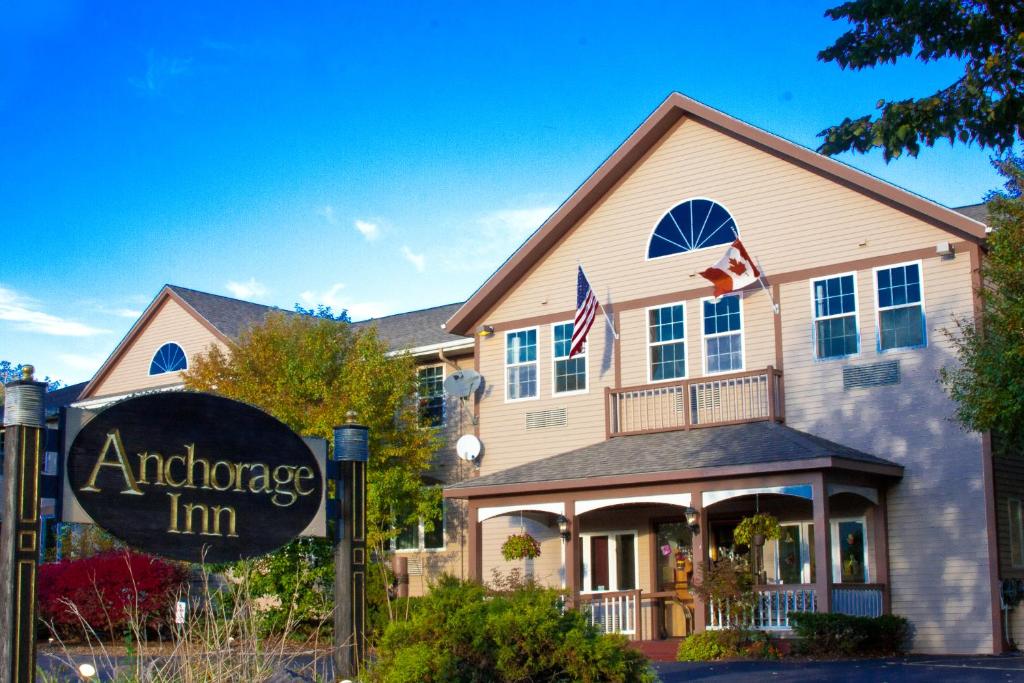 une maison avec un panneau d'entrée devant elle dans l'établissement Anchorage Inn Burlington, à Burlington