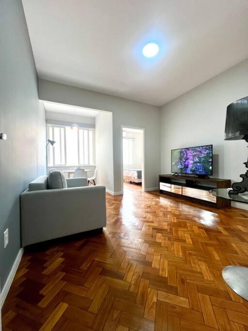 Hotel Copacabana Ipanema Arpoador Maravilha, a living room with a couch and a flat screen tv at Copacabana Ipanema Arpoador Maravilha in Rio de Janeiro