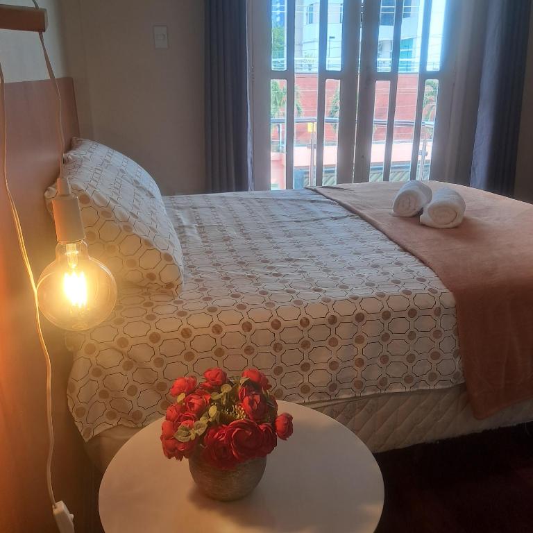 Postel nebo postele na pokoji v ubytování Casa Rosa Suítes 5 min de caminhada da PRAIA DA PONTA NGRA