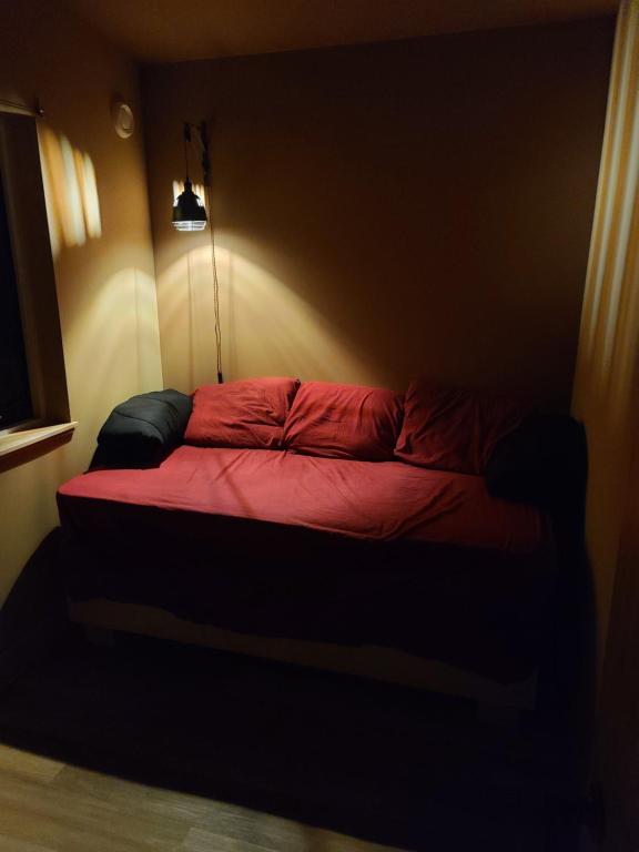 Rúm í herbergi á Funky Forest Bnb