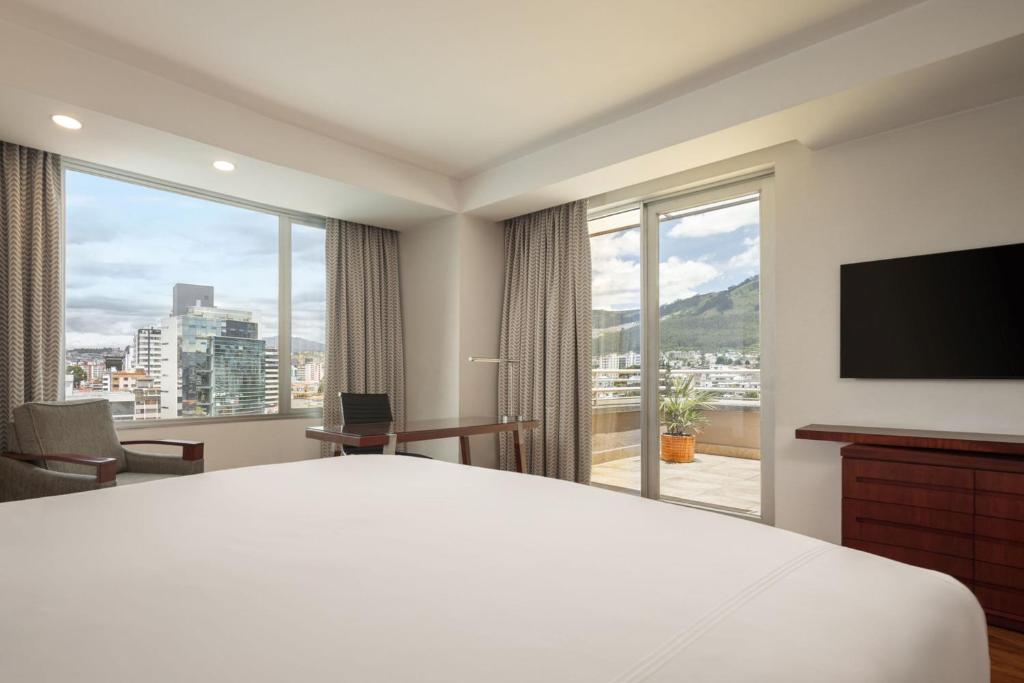 TV a/nebo společenská místnost v ubytování JW Marriott Quito