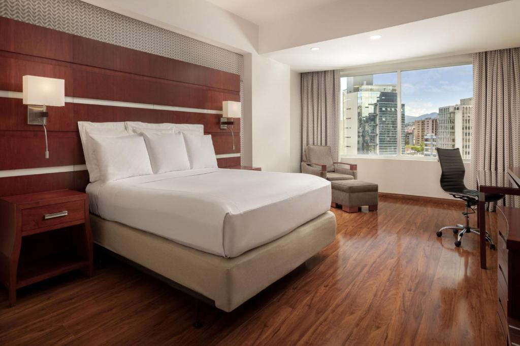 Postel nebo postele na pokoji v ubytování JW Marriott Quito