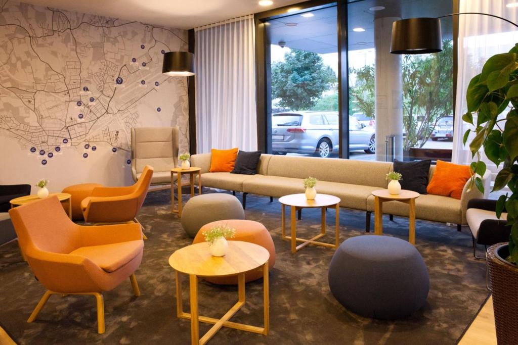 Posezení v ubytování Holiday Inn Express Friedrichshafen by IHG