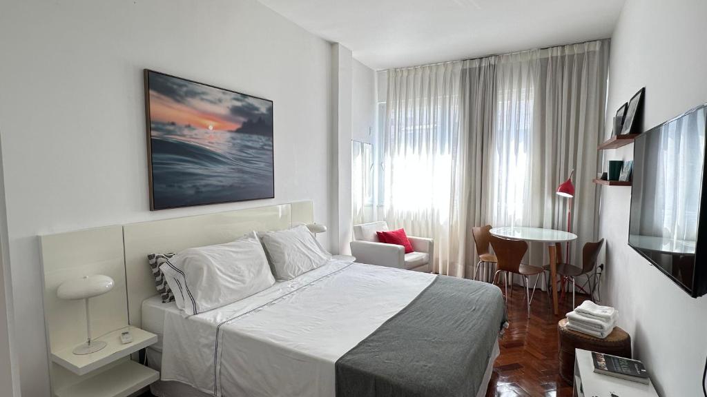 Кровать или кровати в номере ELEGANT STUDIO VISTA LATERAL MAR IPANEMA BEST LOCATlON