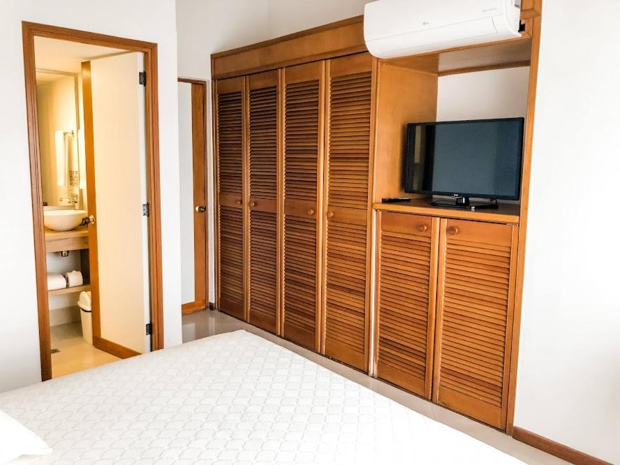 TV a/nebo společenská místnost v ubytování Portal del Rodeo ApartaHotel