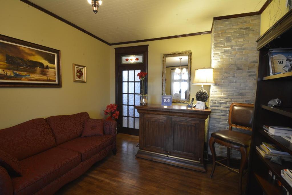 A seating area at Auberge Bruine Océane
