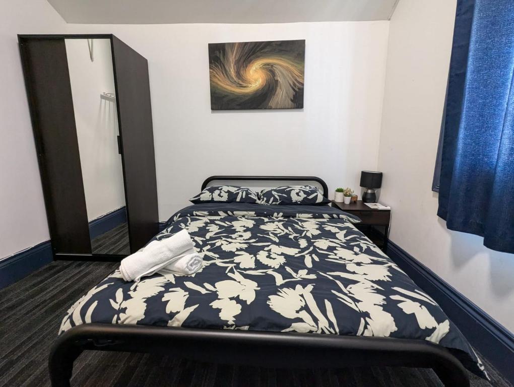 Postel nebo postele na pokoji v ubytování Queen Victoria Hostel