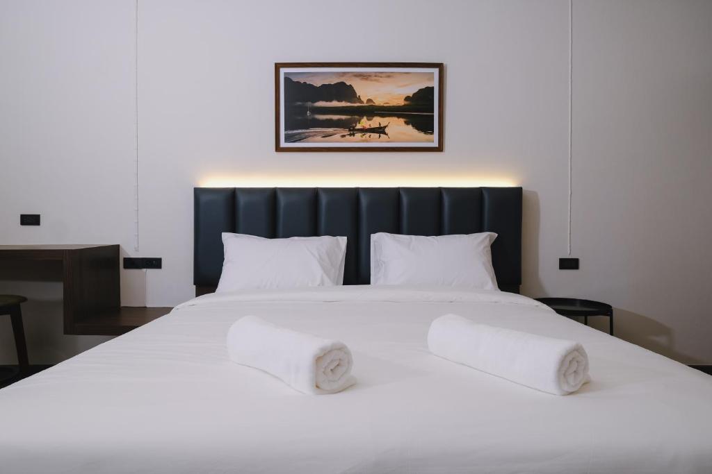 Postel nebo postele na pokoji v ubytování Raya Hotel Krabi
