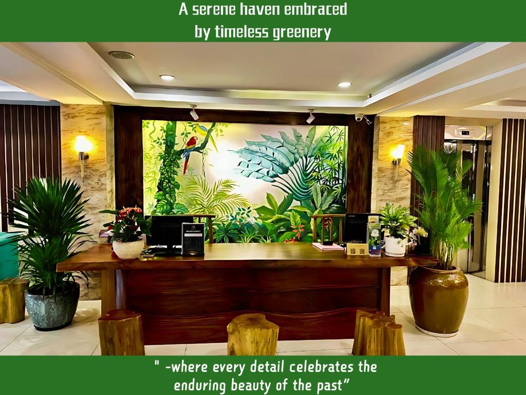 recepción en un vestíbulo del hotel con plantas en Happy Life Green Hotel, en Ho Chi Minh