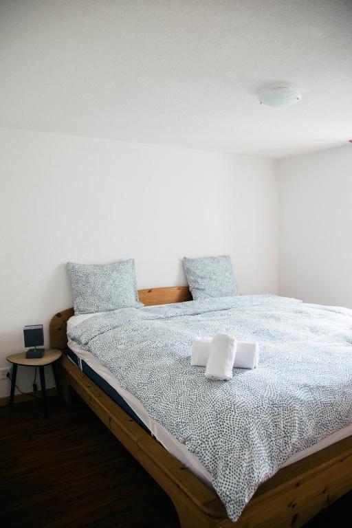 Uma cama ou camas num quarto em Nimbuzzz Apartments