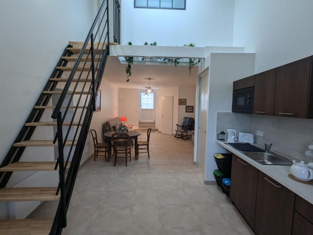 ChaingyにあるGîte 1 Les Ratys : charme, calme et confort près d'Orléans - FR-1-590-523のダイニングルームへ続く階段付きのキッチン