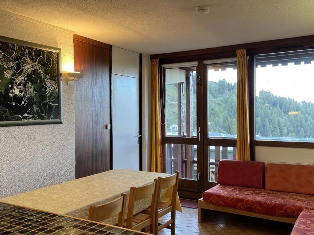un salon avec une table et un canapé dans l'établissement 3 pièces à Plagne Centre, proche commerces et Mont Blanc, animaux admis - FR-1-351-222, à La Plagne Tarentaise