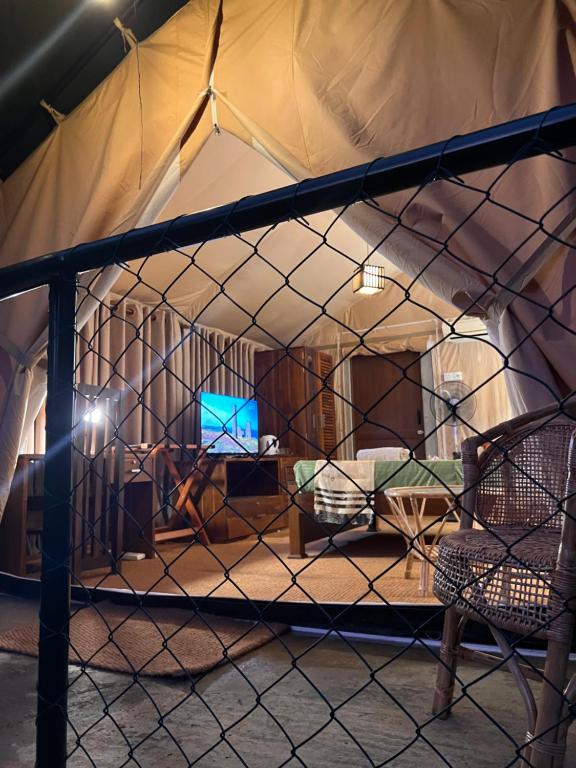TV a/nebo společenská místnost v ubytování AT ONE - with Nature Glamping Resort