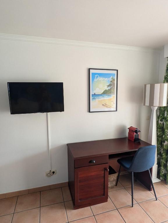 Ti'Karaïb Appartement Vue Mer的电视和/或娱乐中心