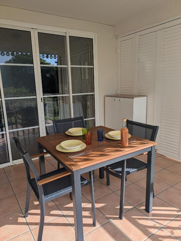 Ti'Karaïb Appartement Vue Mer的阳台或露台