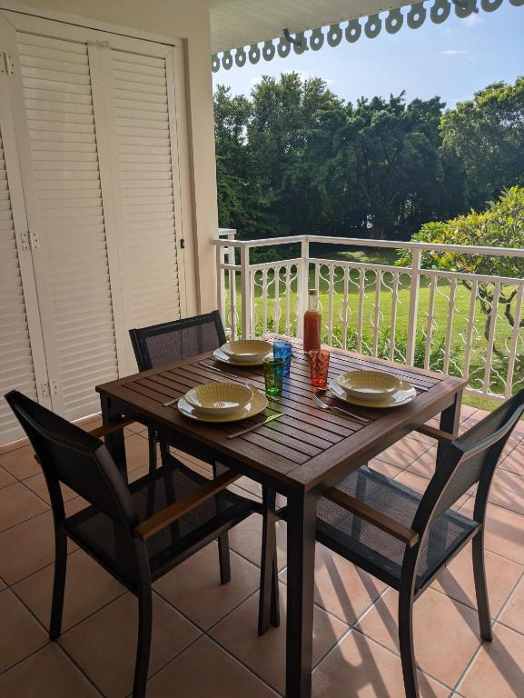 Ti'Karaïb Appartement Vue Mer的阳台或露台
