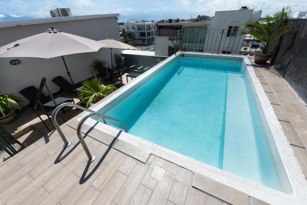 Bazén v ubytování Boca Inn Hotel & Suites nebo v jeho okolí