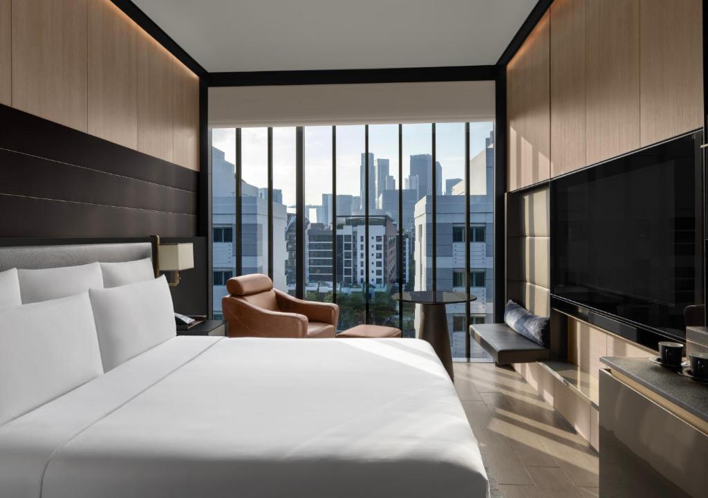Giường trong phòng chung tại InterContinental Singapore Robertson Quay by IHG