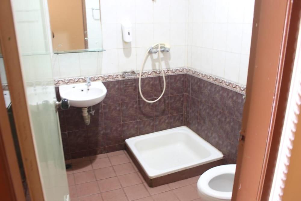 Koupelna v ubytování HOTEL & WISMA BINTANG JADAYAT