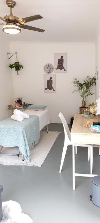 una sala de estar con dos camas y una mesa en Forest Green Unit 2, en Durban