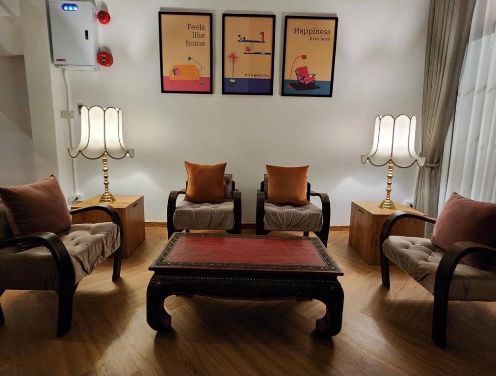 Uma área de estar em Sleep Walker Poshtel