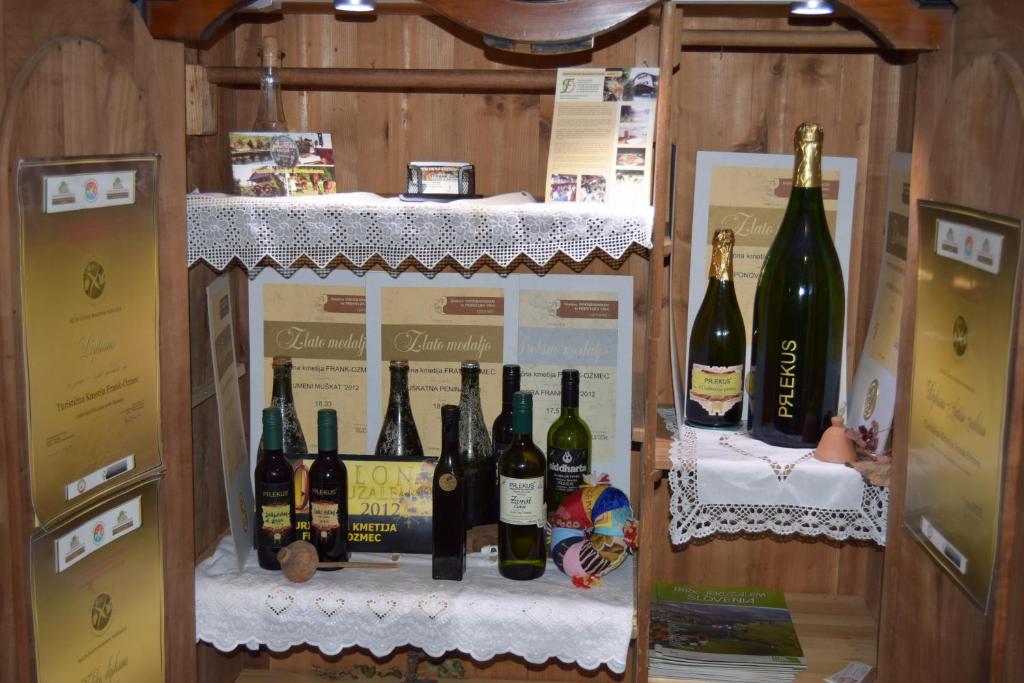Nápoje v ubytování Farm Stay Frank Ozmec Wine and Glamping estate