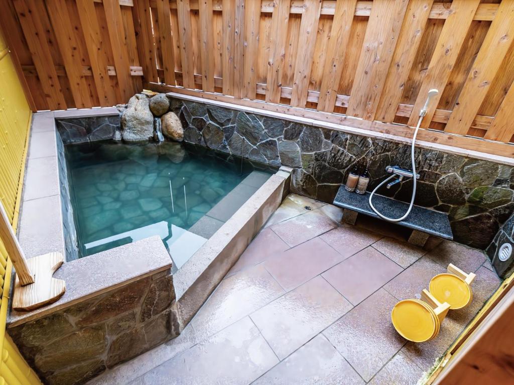 Bazén v ubytování J-Hoppers Kumano Yunomine Guesthouse nebo v jeho okolí