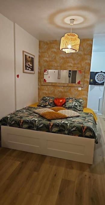 une chambre avec un lit dans une pièce dans l'établissement Maison chaleureuse avec jaccuzi au cœur deSoissons, à Soissons