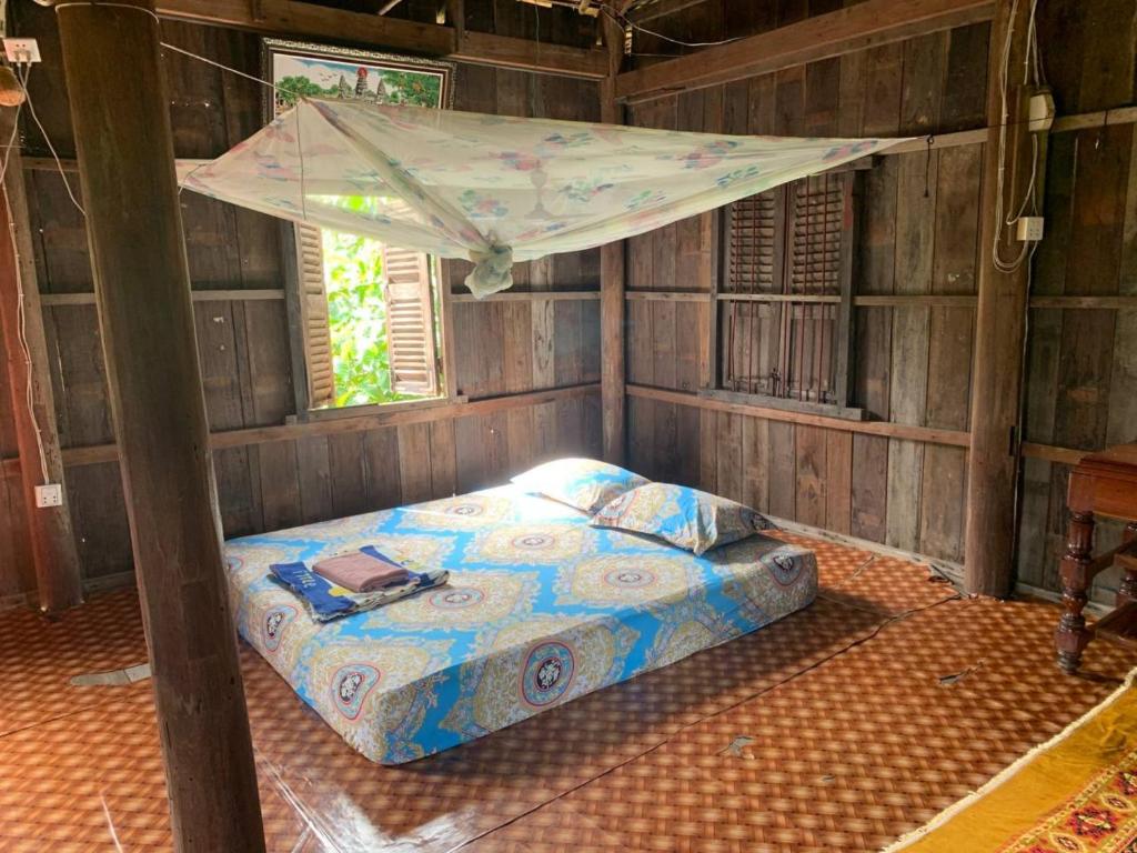Postel nebo postele na pokoji v ubytování Family Batcave Homestay