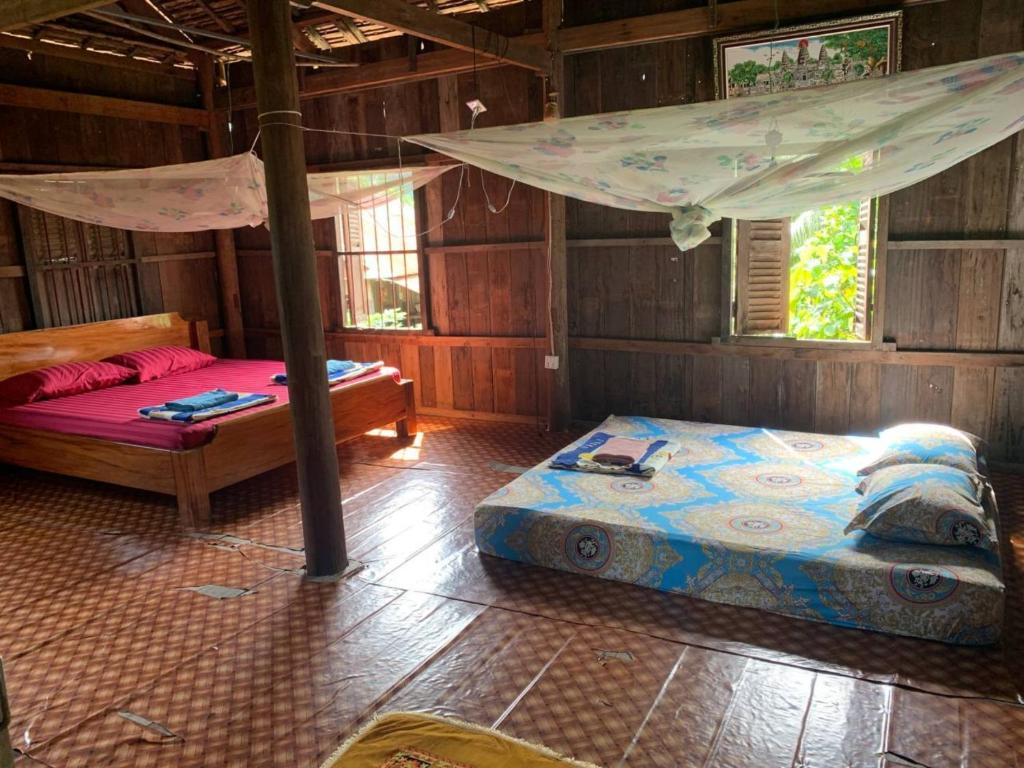 Postel nebo postele na pokoji v ubytování Family Batcave Homestay