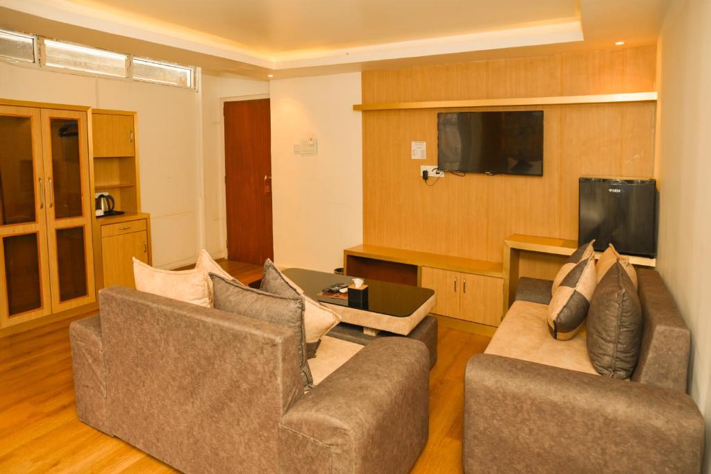 TV a/nebo společenská místnost v ubytování Hotel Elegant Kathmandu Inn