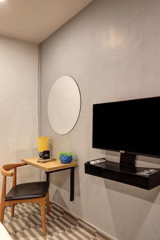 TV a/nebo společenská místnost v ubytování Hotel The Rasa Near Welcome Metro Station