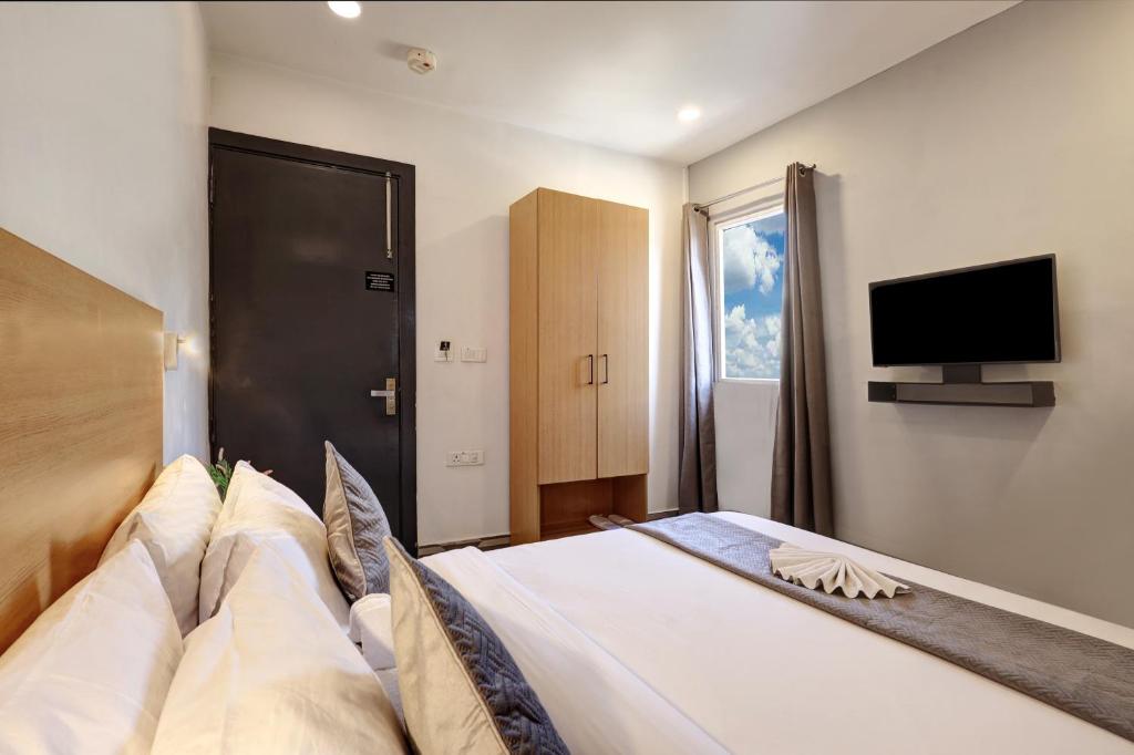 TV a/nebo společenská místnost v ubytování Hotel The Rasa Near Welcome Metro Station