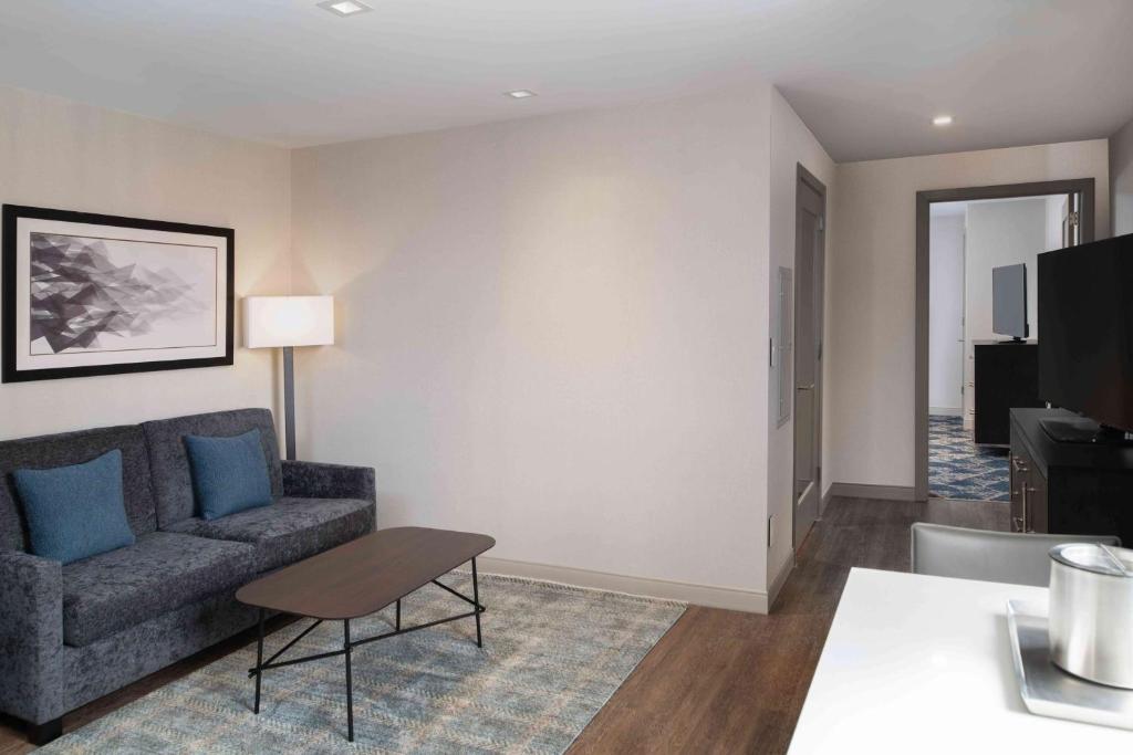 Homewood Suites By Hilton Boston Logan Airport Chelsea - King Suite: Movilidad Y Acceso Auditivo/no Fumar
