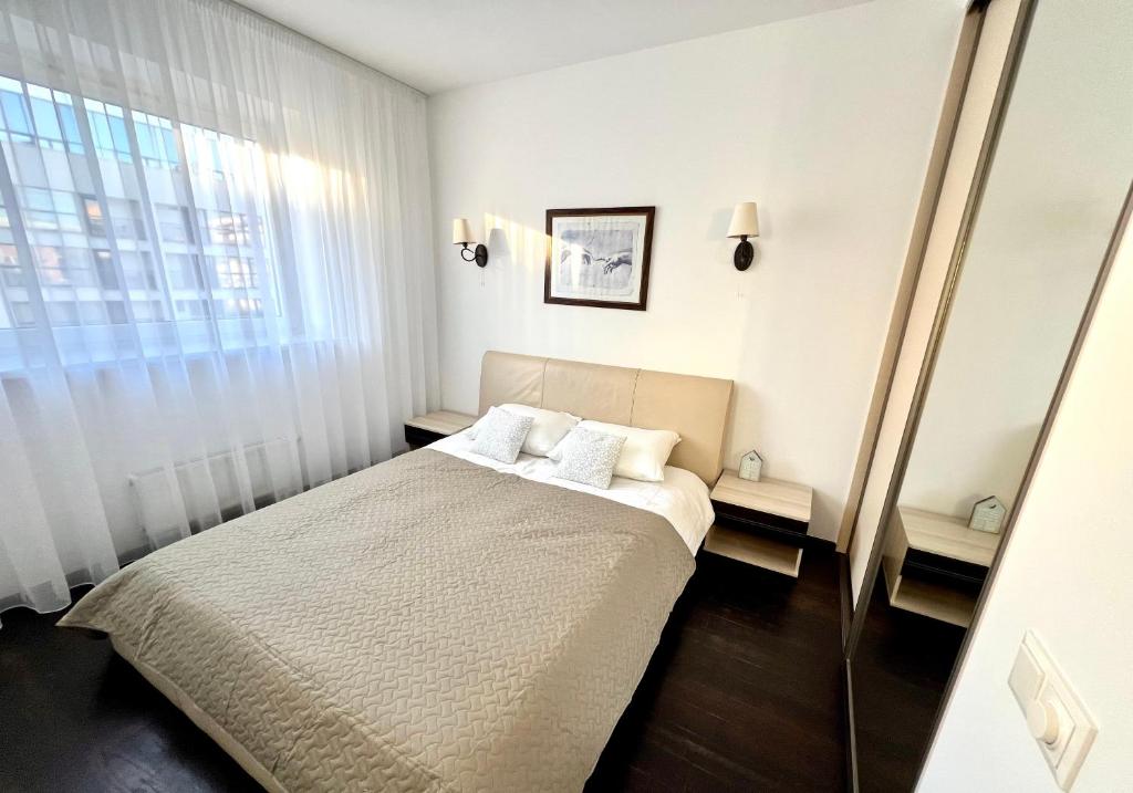 una camera da letto con un letto e una finestra di Zygio Apartamentai a Vilnius