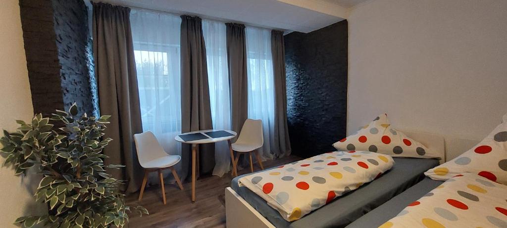 Postel nebo postele na pokoji v ubytování FeWo1&Frisch Renovierte Wohnung