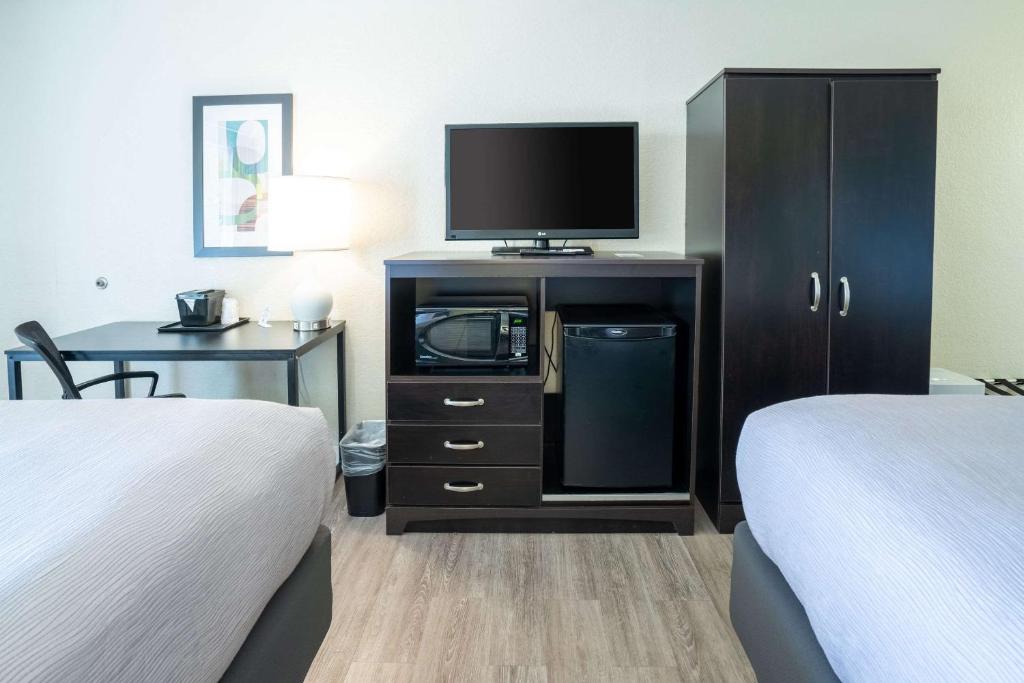 Quality Inn Palm Beach International Airport photo