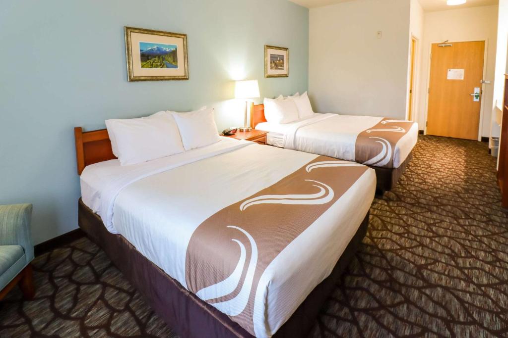 Postel nebo postele na pokoji v ubytování Quality Inn & Suites Sequim at Olympic National Park
