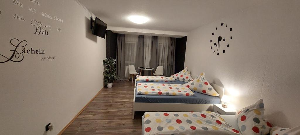 Postel nebo postele na pokoji v ubytování FeWo1&Frisch Renovierte Wohnung